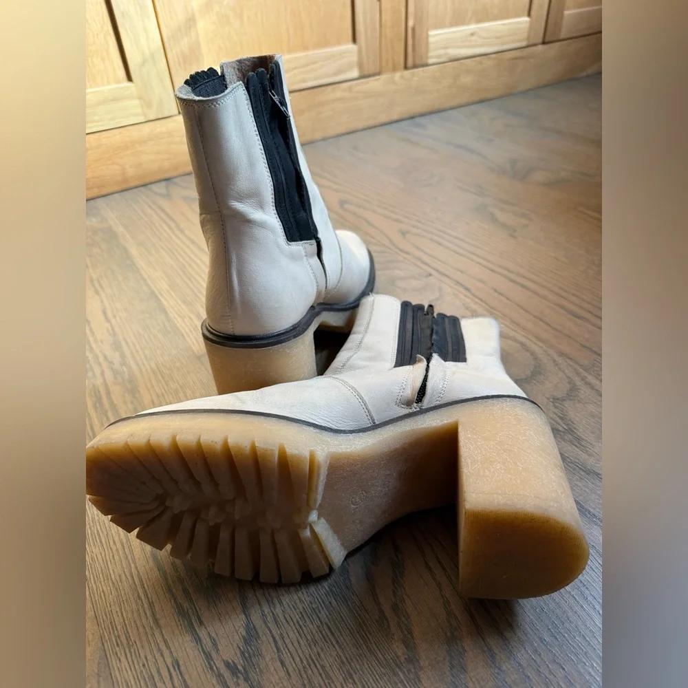 Free People James Chelsea Boots in Cream with black accents. Size 40 or 9US.